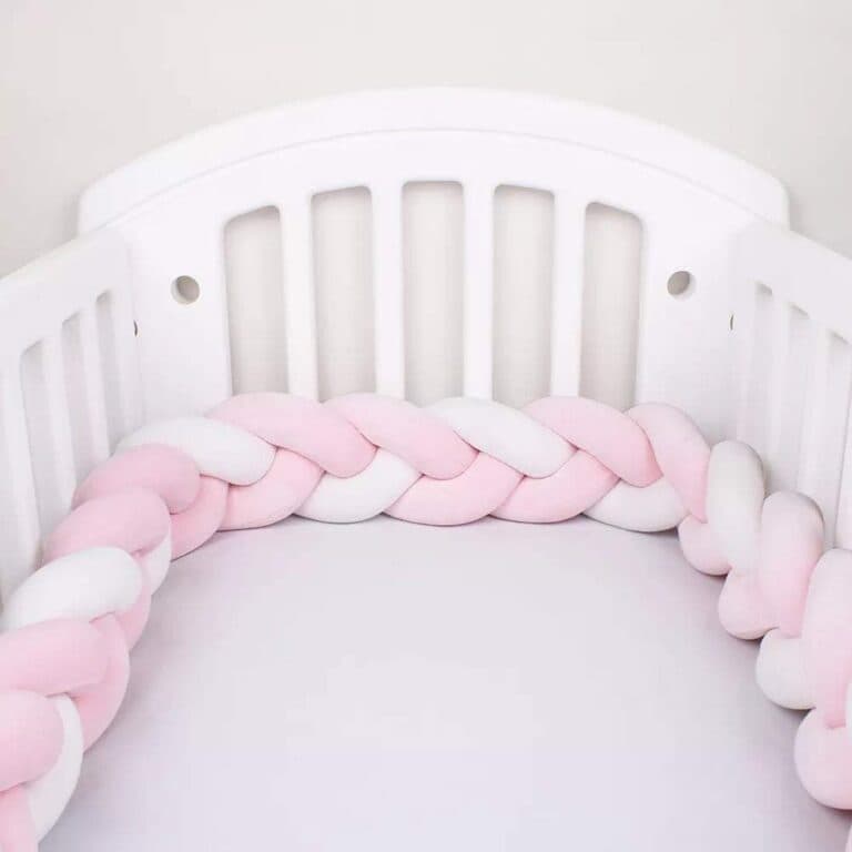 Faut-il garder un tour de lit une fois que bébé marche