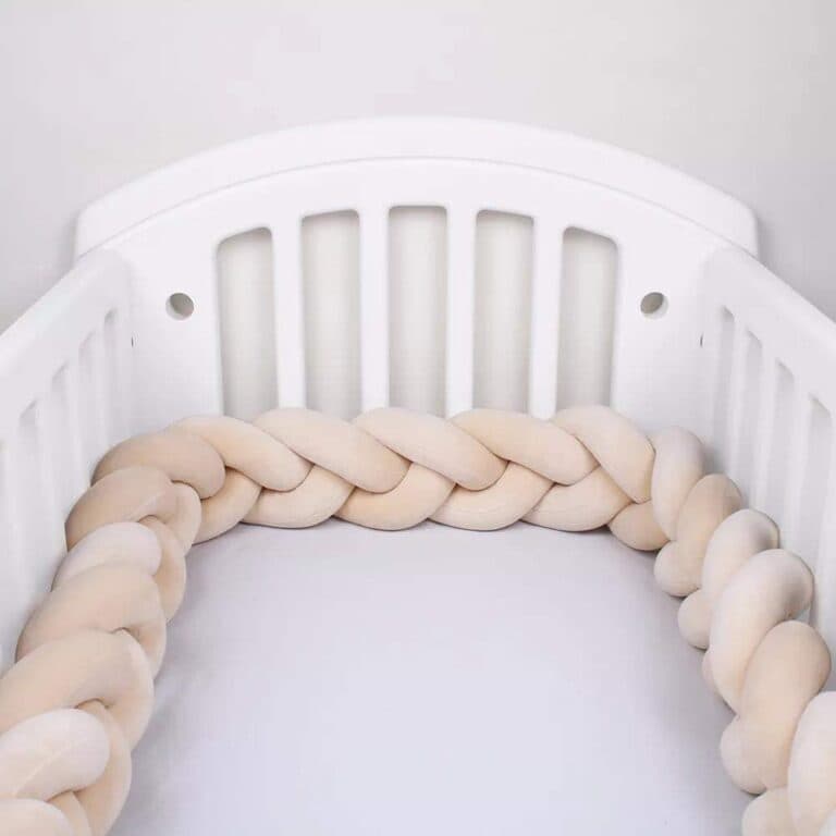 Offrir un tour de lit blanc sans connaître le sexe du bébé