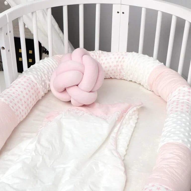 Bébé se met debout : faut-il retirer le tour de lit ?
